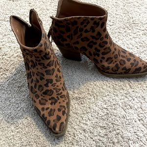 Sz 36 suede like leopard print booties.